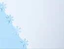 Белый фон с диагональной голубой полосой, на которой лежат четыре бумажные снежинки