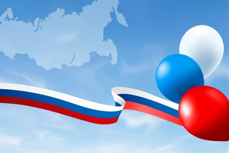 Голубое небо с облаками, силуэтом карты России, волнистой лентой триколора и тремя воздушными шарами (белым, синим, красным)